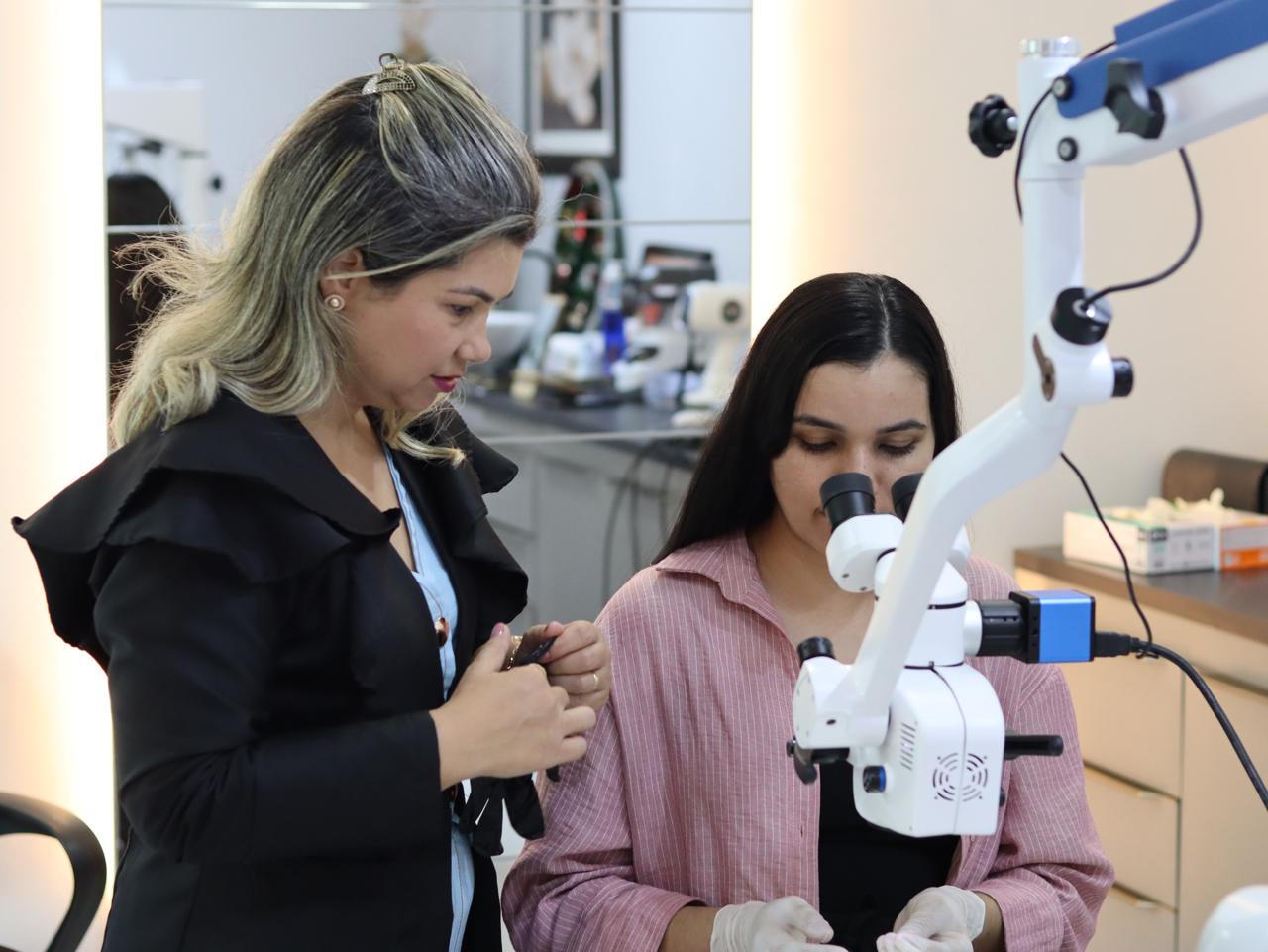 Momento de ensino entre instrutora e alunos